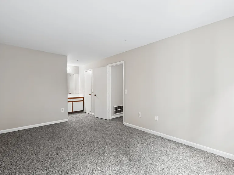 Highland Commons Apartments — Photo 33