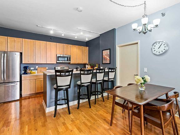 5th image of 1322 S Prairie Ave Unit 907