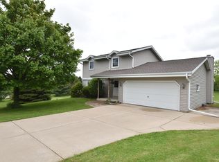 624 Prairie View Dr, North Prairie, WI 53153