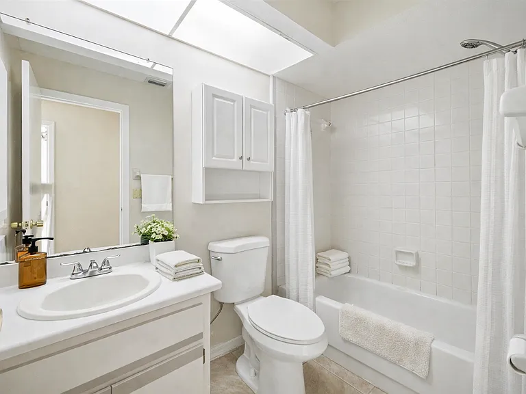 1203 Saxony Cir #A — Photo 8