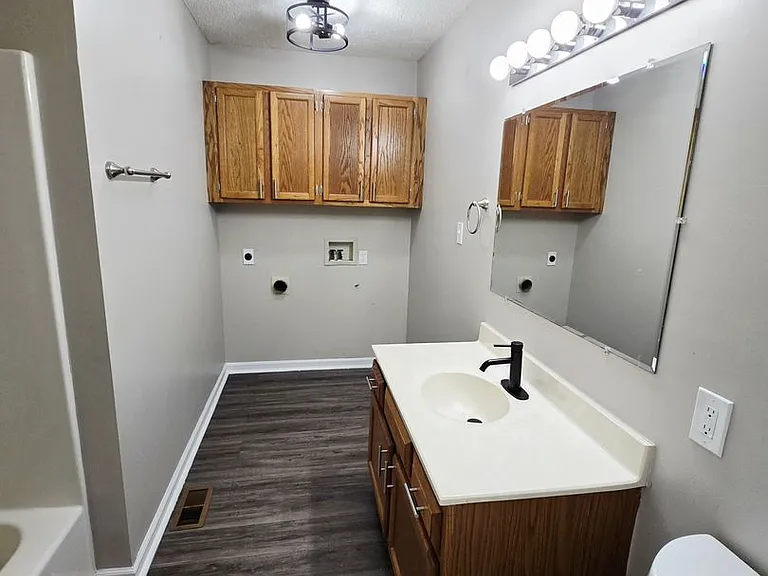 Country Shores Apartments — Photo 60