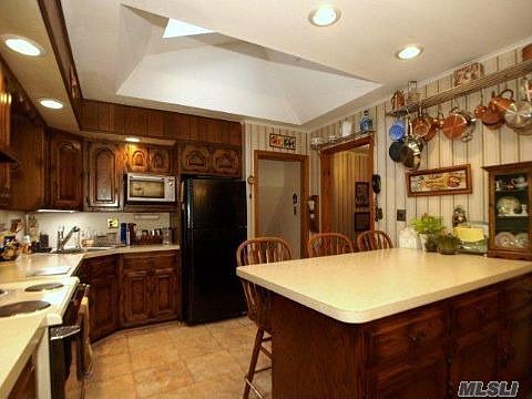 3rd image of 5 Mohegan Pl