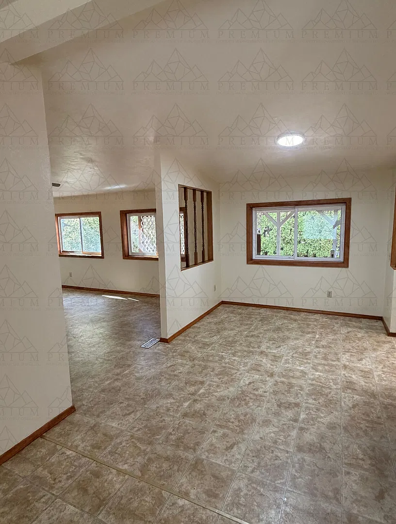 4 Bedroom 2 Bath - Hood River — Photo 4