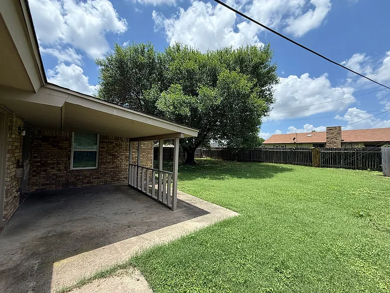 2401 Ridglea Ct — Photo 11