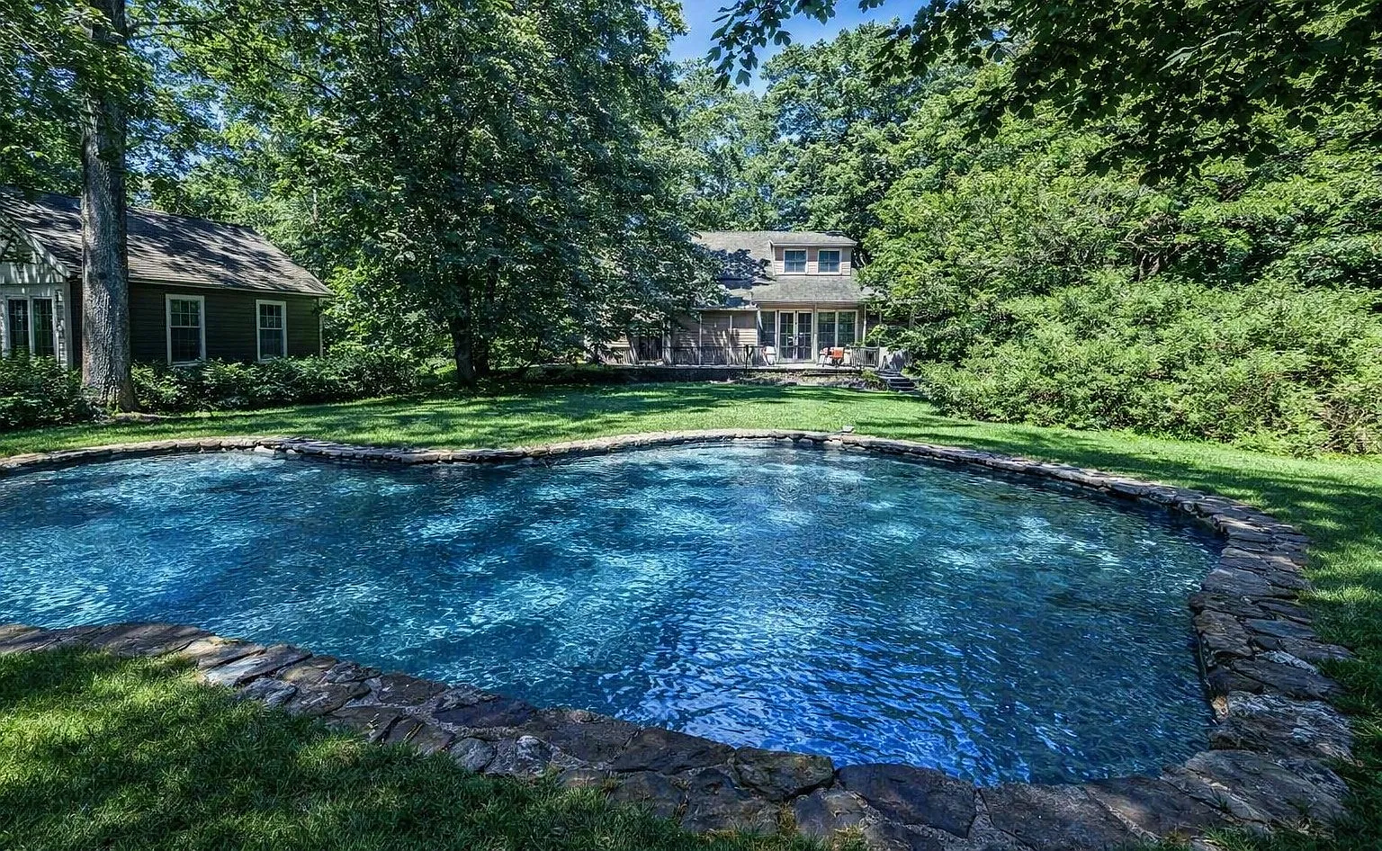 East Hampton Cottage with Gunite Pool & Pool House Village Fringe — Photo 4