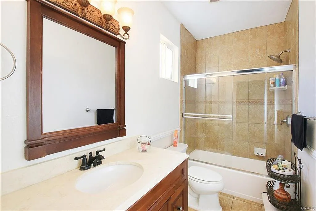 2134 Thomas St — Photo 3