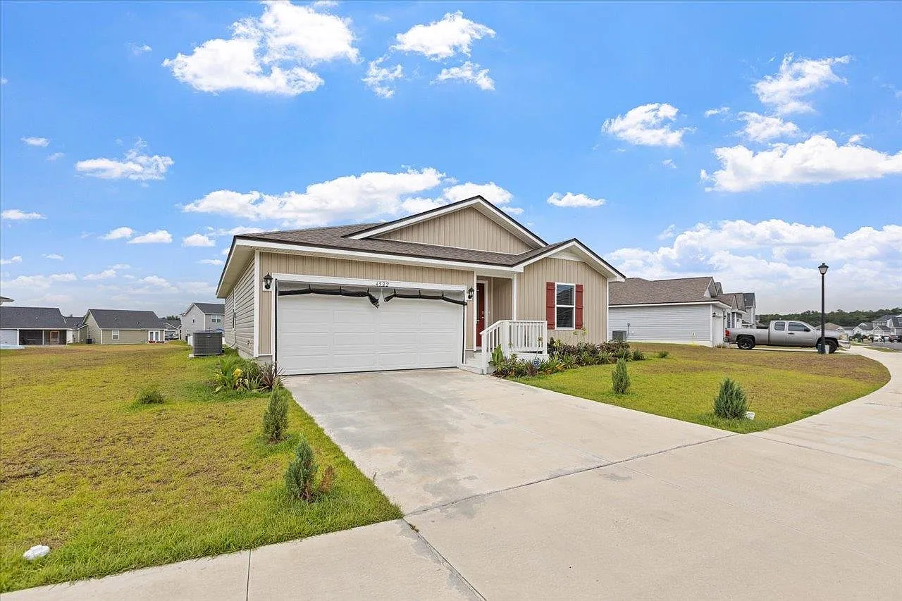 4 bed, 2.0 bath, 1387 sqft, $2,300 — Photo 2