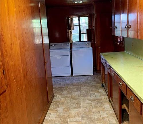 5th image of 637 Linden St