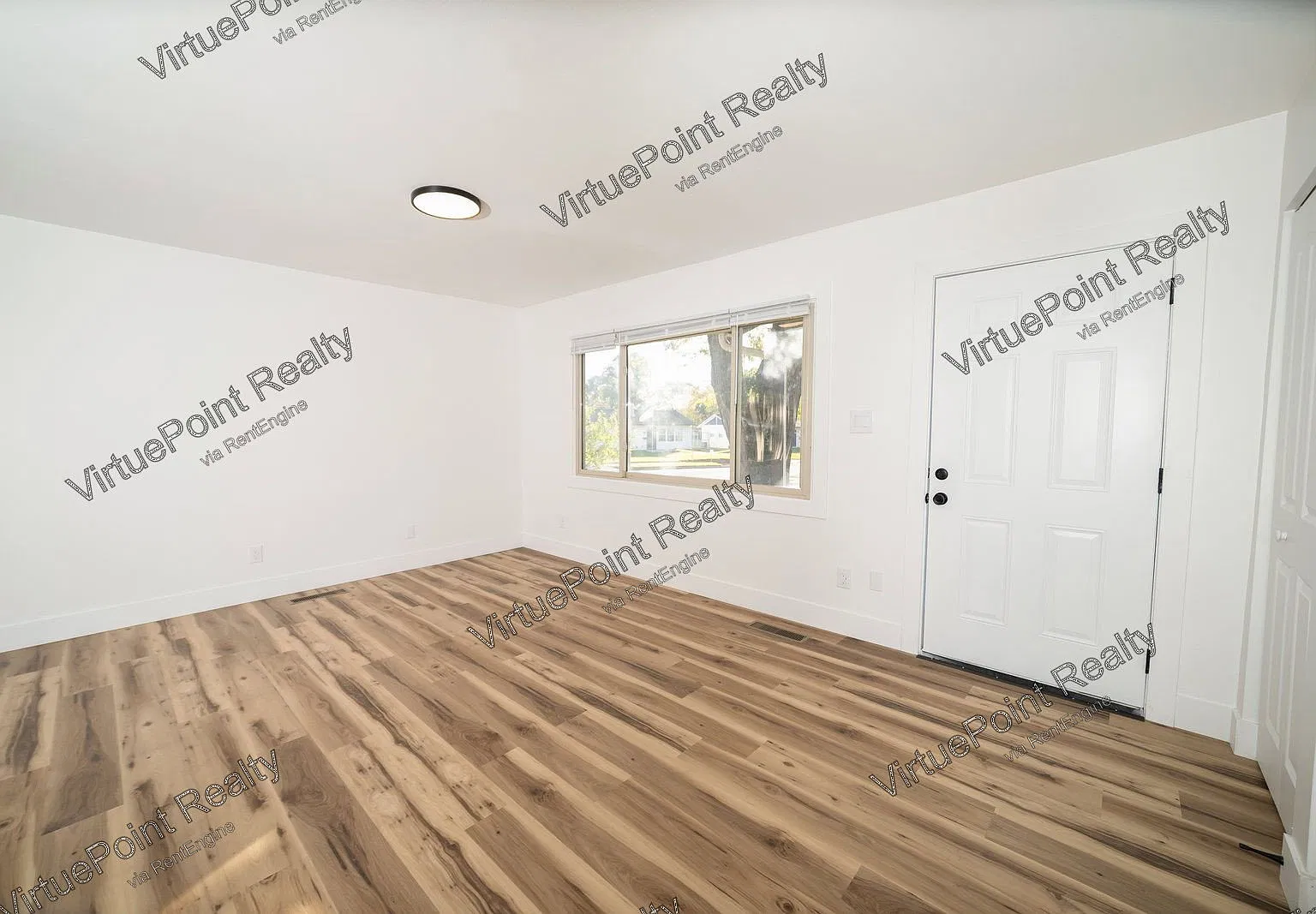 3 bed, 1.0 bath, 1025 sqft, $1,850 — Photo 4