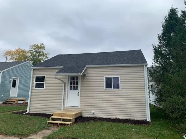 561 Grayton Rd, Kingsford Heights, IN 46346