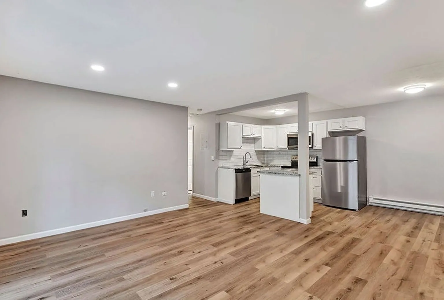 2 bed, 1.0 bath, 890 sqft, $1,150 — Photo 4