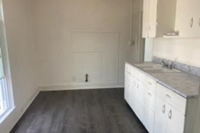 2nd image of 825 1/2 W North St #825-1/2
