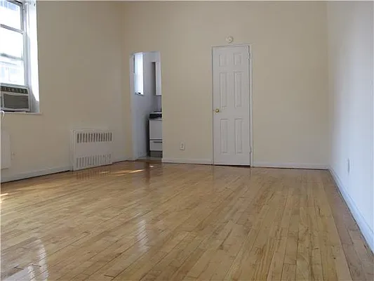 Rented by Siderow Residential Group | media 17