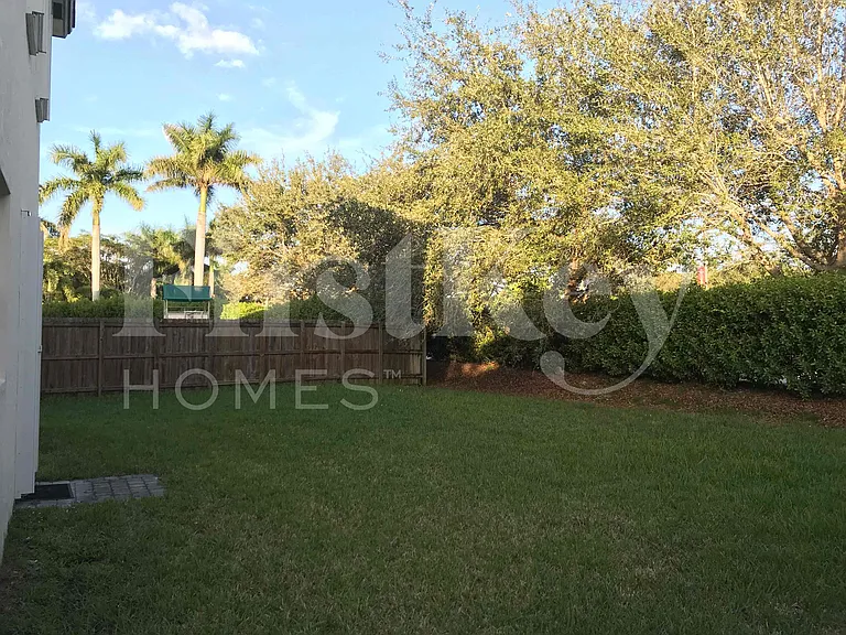 181 NE 30th Pl — Photo 17