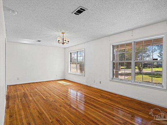 4th image of 467 Hancock Ln