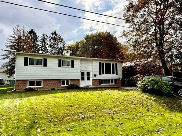 355 Oak St, Gananoque, ON K7G 2R7