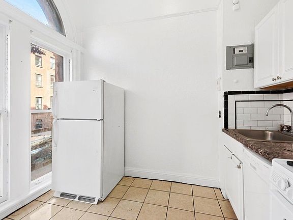 5th image of 275 Henry St APT A2