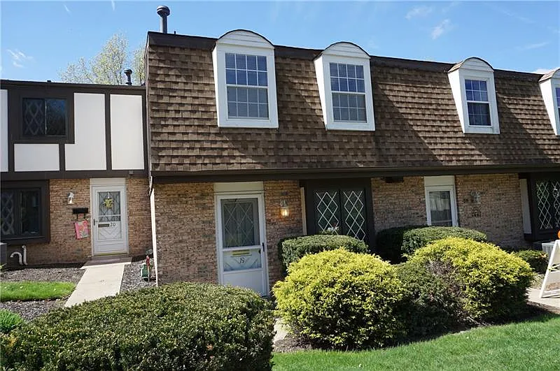 19 Oxford Ct photo 1