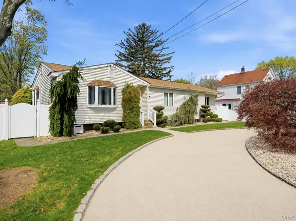 1580 Coates Avenue, Holbrook, NY 11741