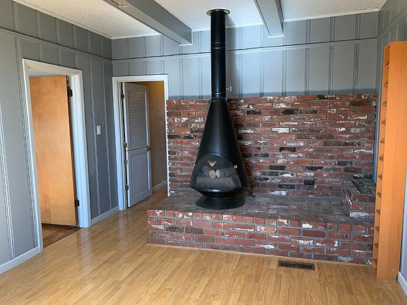 2nd image of 642 Commercial Ave