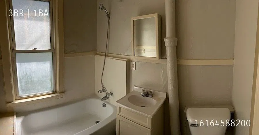 SW 3 bed lower at 922 Hovey — Photo 4