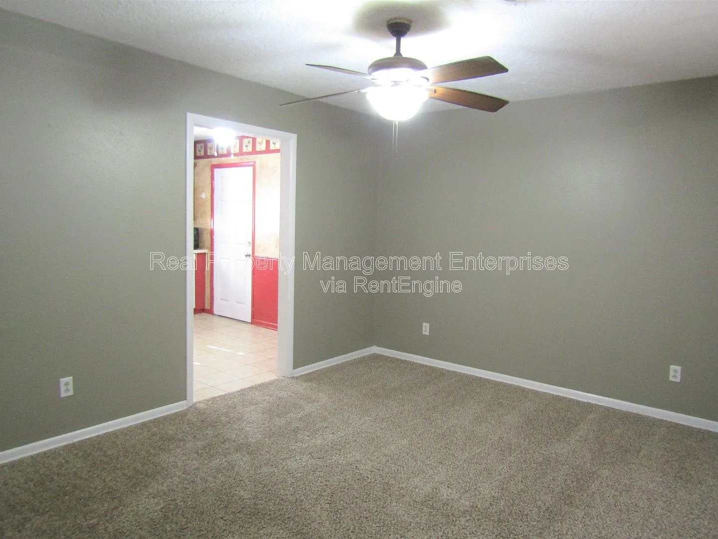 3 bed, 1.0 bath, 950 sqft, $1,299 — Photo 3