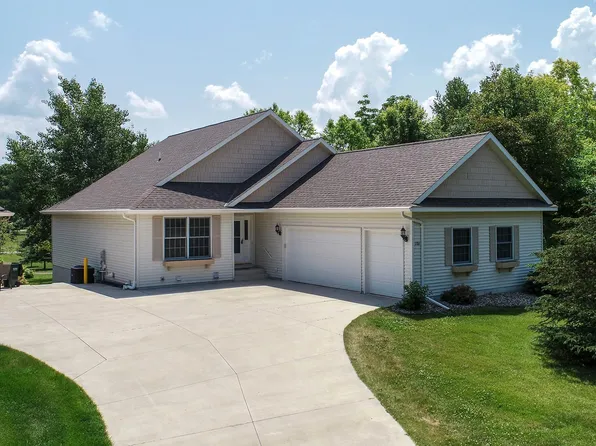 1186 Oakwood Ct NW, Hutchinson, MN 55350