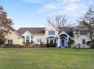 3 Victoria Ln, Stamford, CT 06902