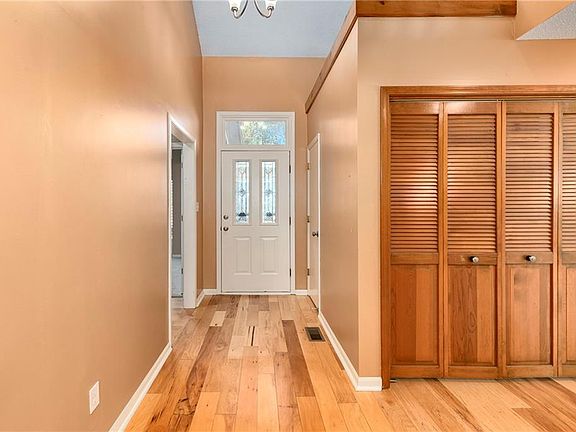 5th image of 633 NE Saint Andrews Cir