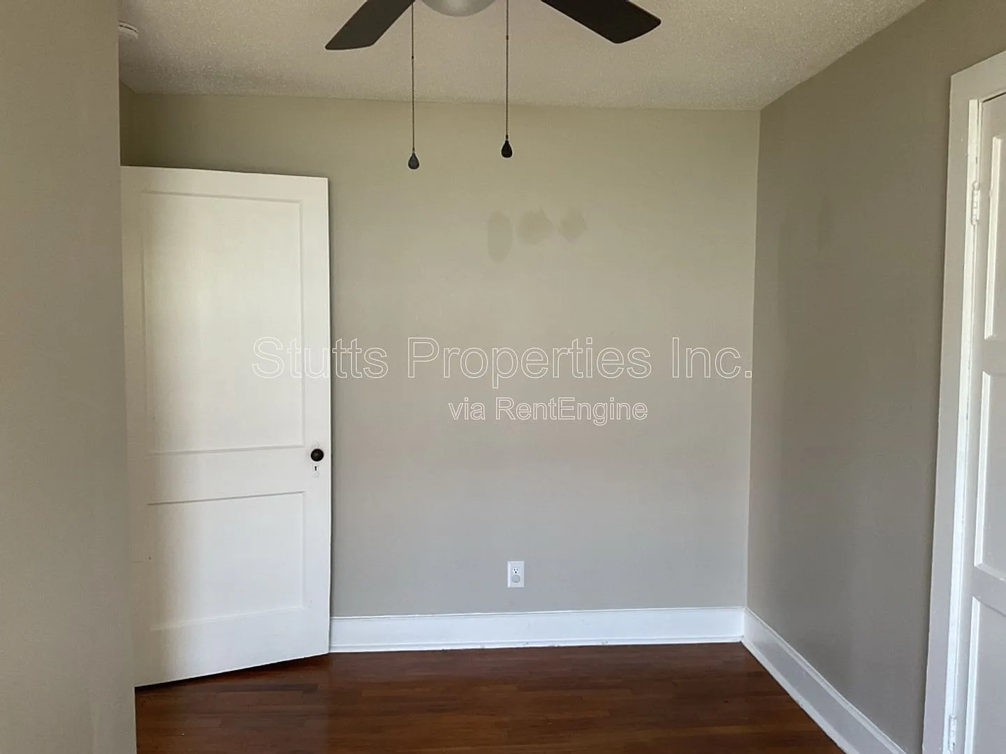 3 bed, 1.0 bath, 1327 sqft, $1,095 — Photo 2