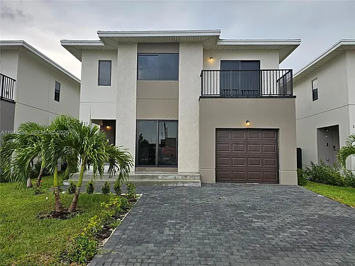 215 NW 13th Pl #0 Photo 1