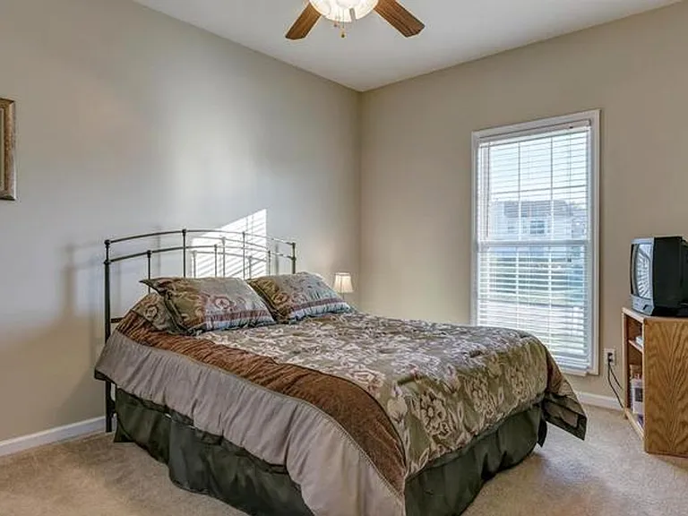 310 Royallsprings Pkwy — Photo 27