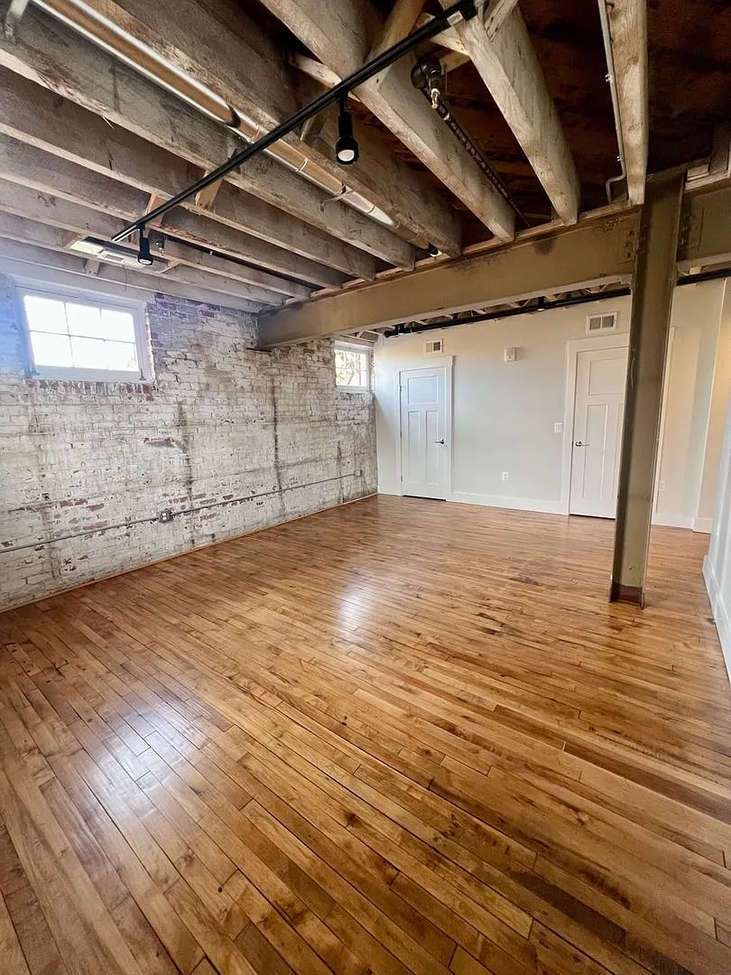 Spacious Two Bedroom in Heart of Downtown Fredericksburg — Photo 4