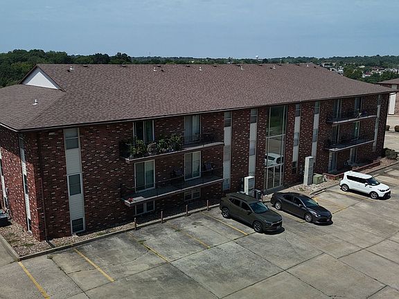 3rd image of 919 Southwest Blvd #M