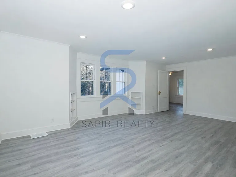 1026 Lynhurst Dr SW — Photo 3