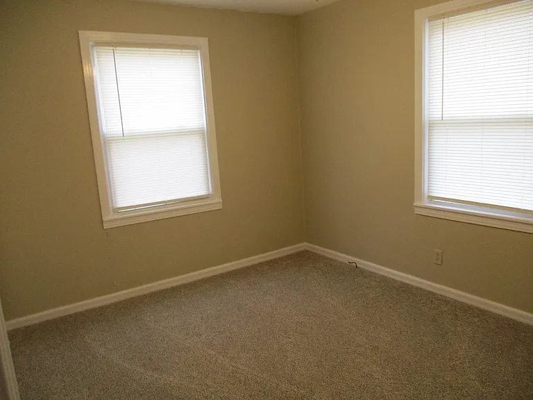 515 Windsor Ln — Photo 5