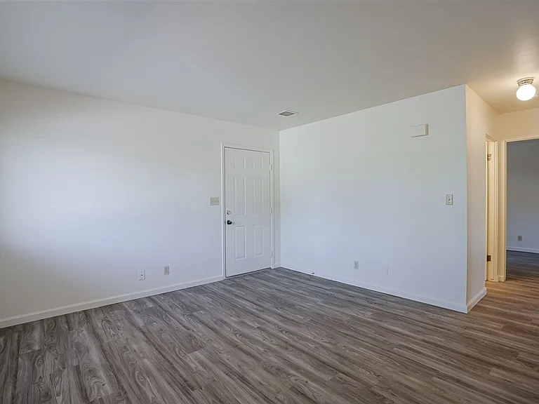 645 Ash St — Photo 4