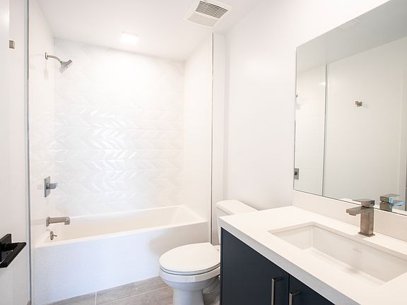 4th image of 1111 N Kenmore Ave #104