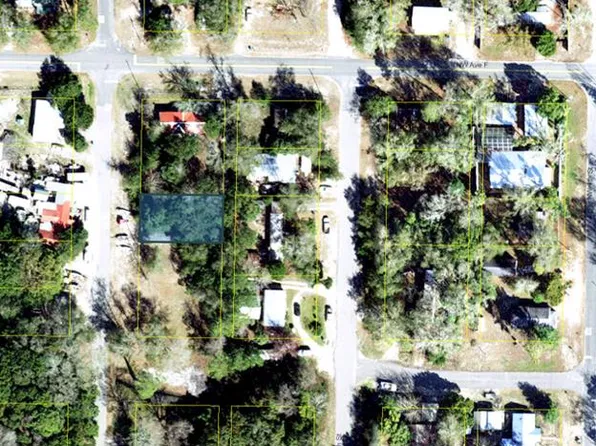 606 6th St NW, Carrabelle, FL 32322