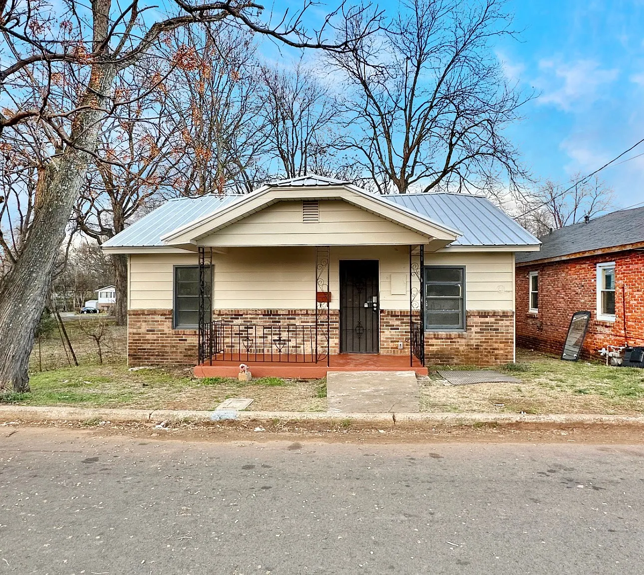 3 bed, 1034 sqft, $1,000 — Photo 1