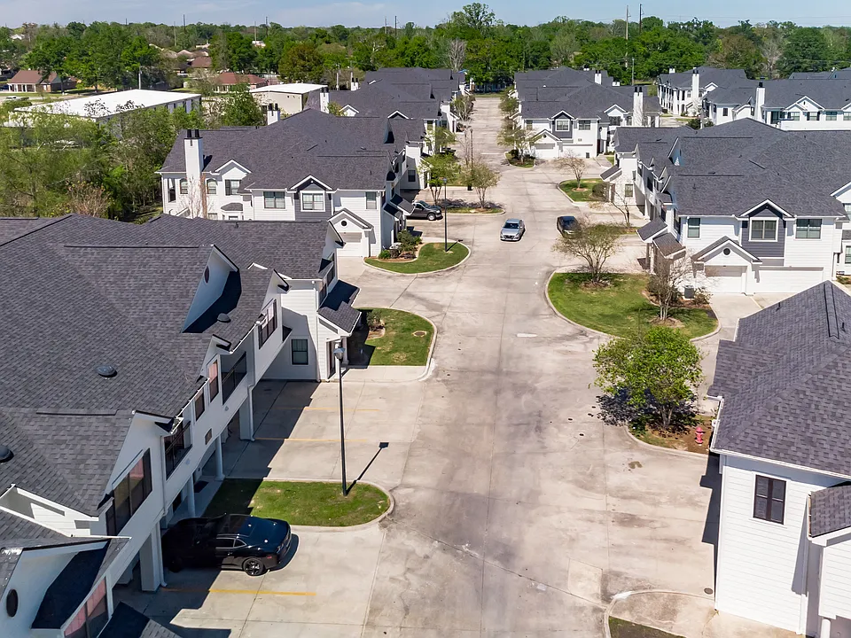 Mansions at Ivy Lake