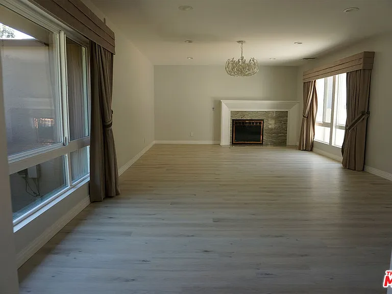 221 N Bowling Green Way — Photo 2