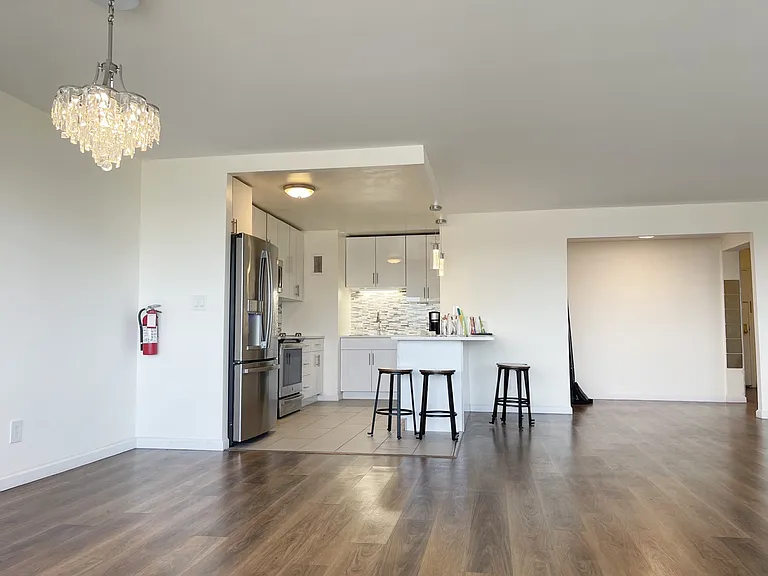 1600 Center Ave — Photo 3