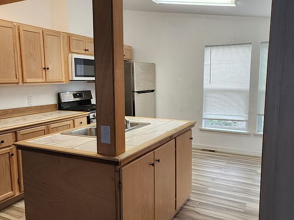 4th image of 211 E Brock St