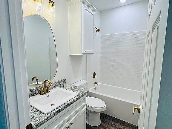 4th image of 810 W Nelson St
