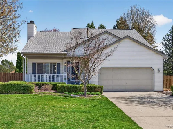 1049 Yale Dr, Oxford, MI 48371