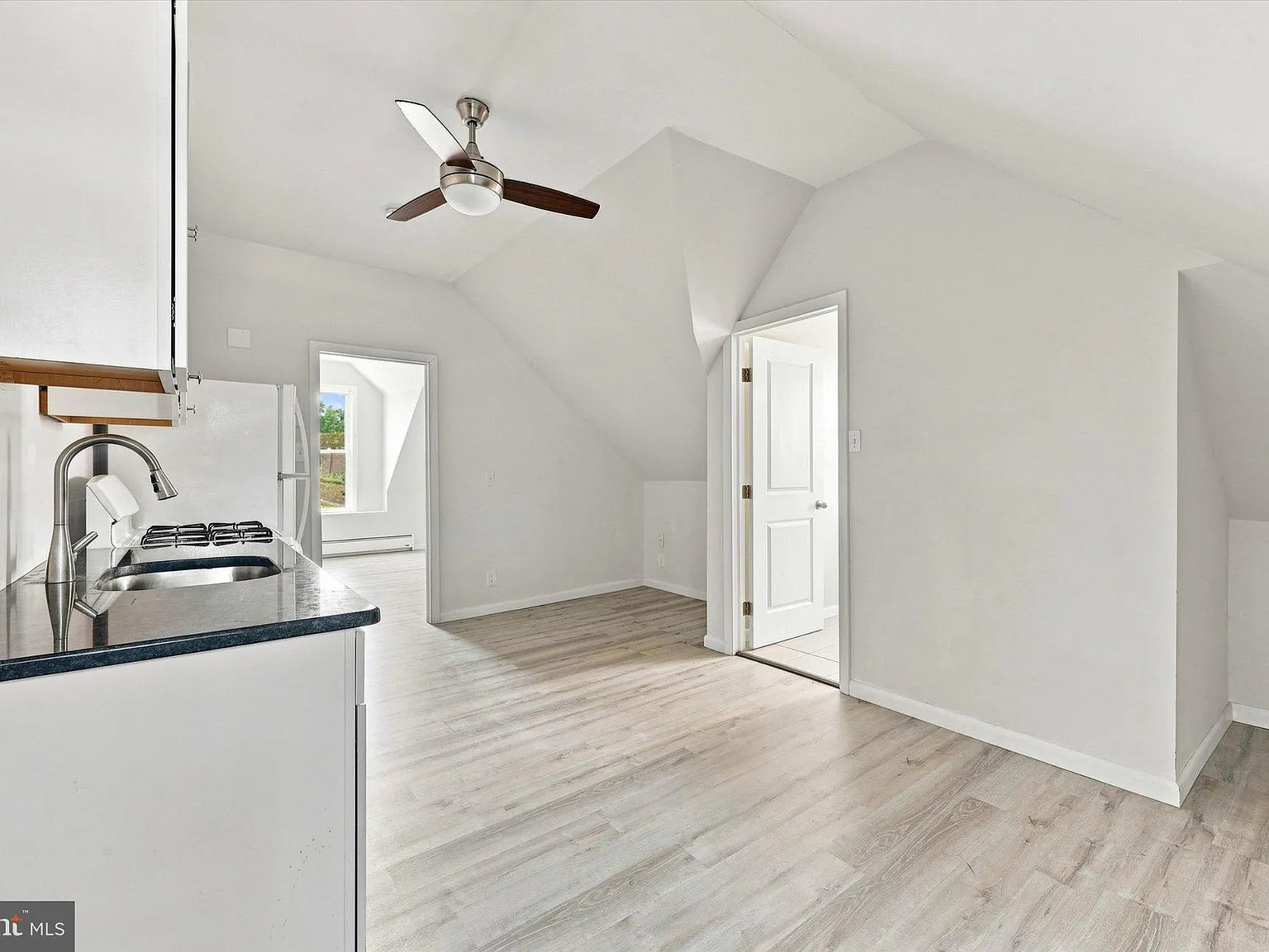 1 bed, 1.0 bath, 450 sqft, $1,150 — Photo 4