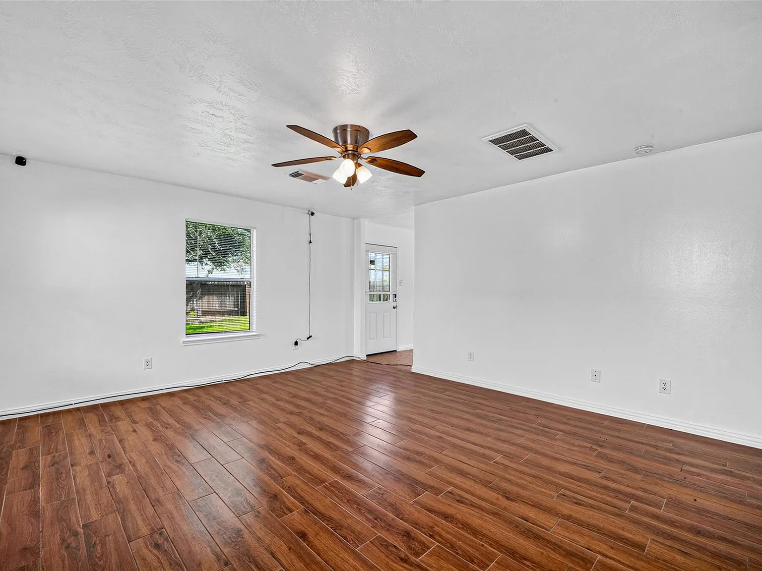 3 bed, 2.5 bath, 1703 sqft, $1,900 — Photo 4