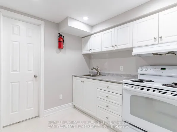 3 Teddington Cres #Basement, Whitby, ON L1R 1S4