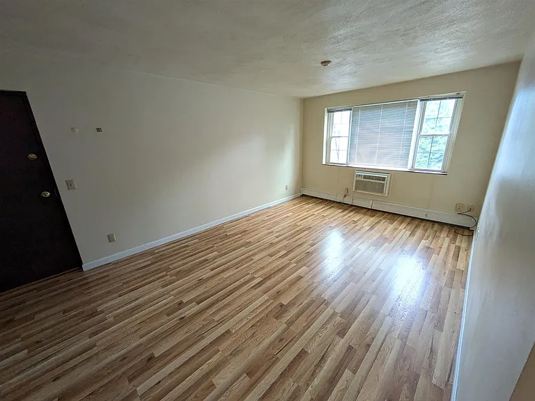 148 Sycamore St #14 — Photo 5